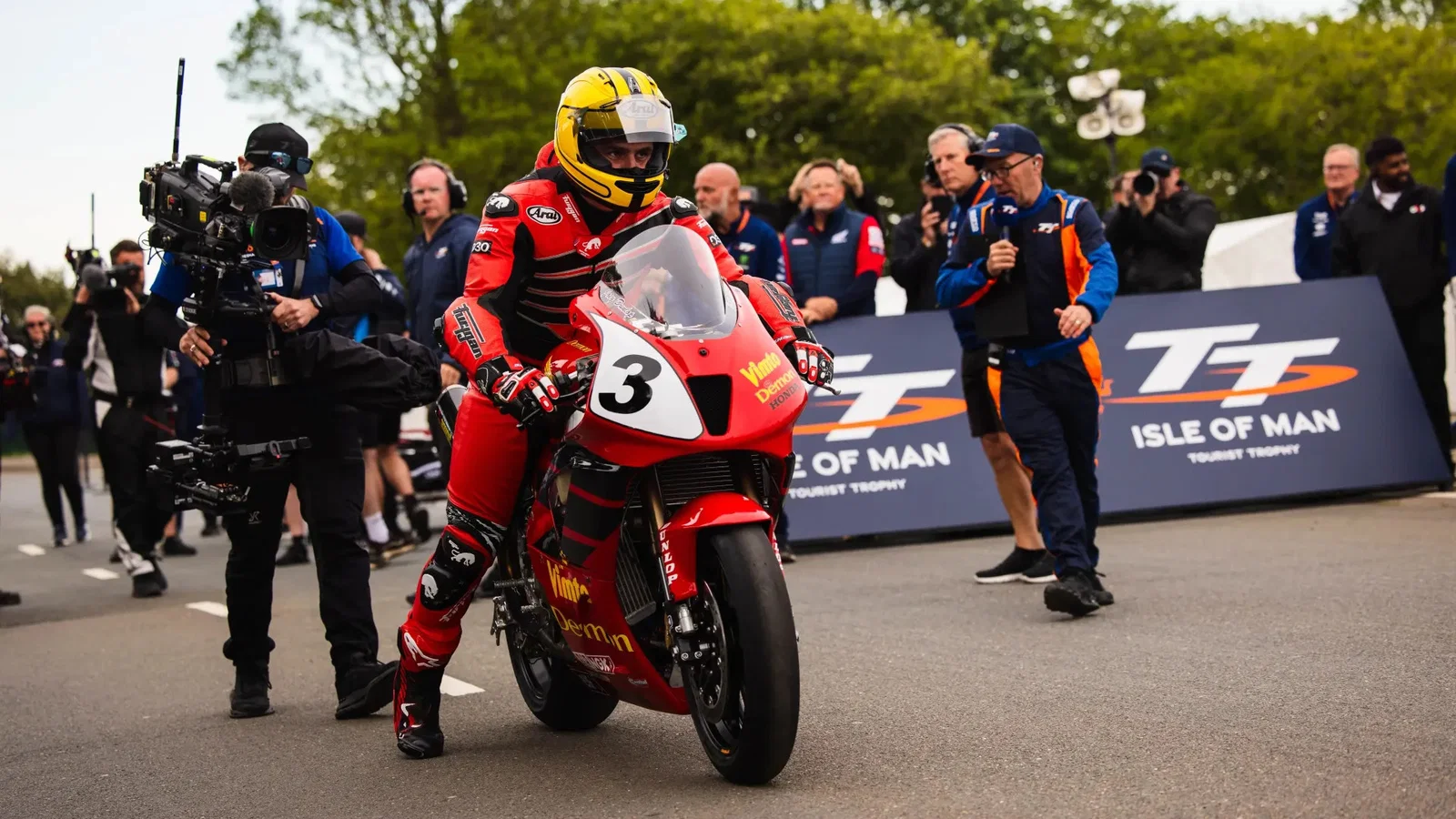Michael Dunlop fährt eine besondere TT-Runde zu Ehren von Joey Dunlop. Bildnachweis: Isle of Man TT.