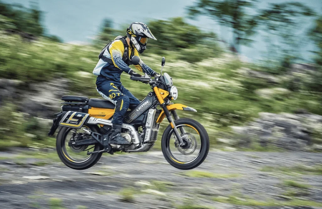 AJS Leten LT190 im Gelände unterwegs. Bildnachweis: AJS Motorcycles.
