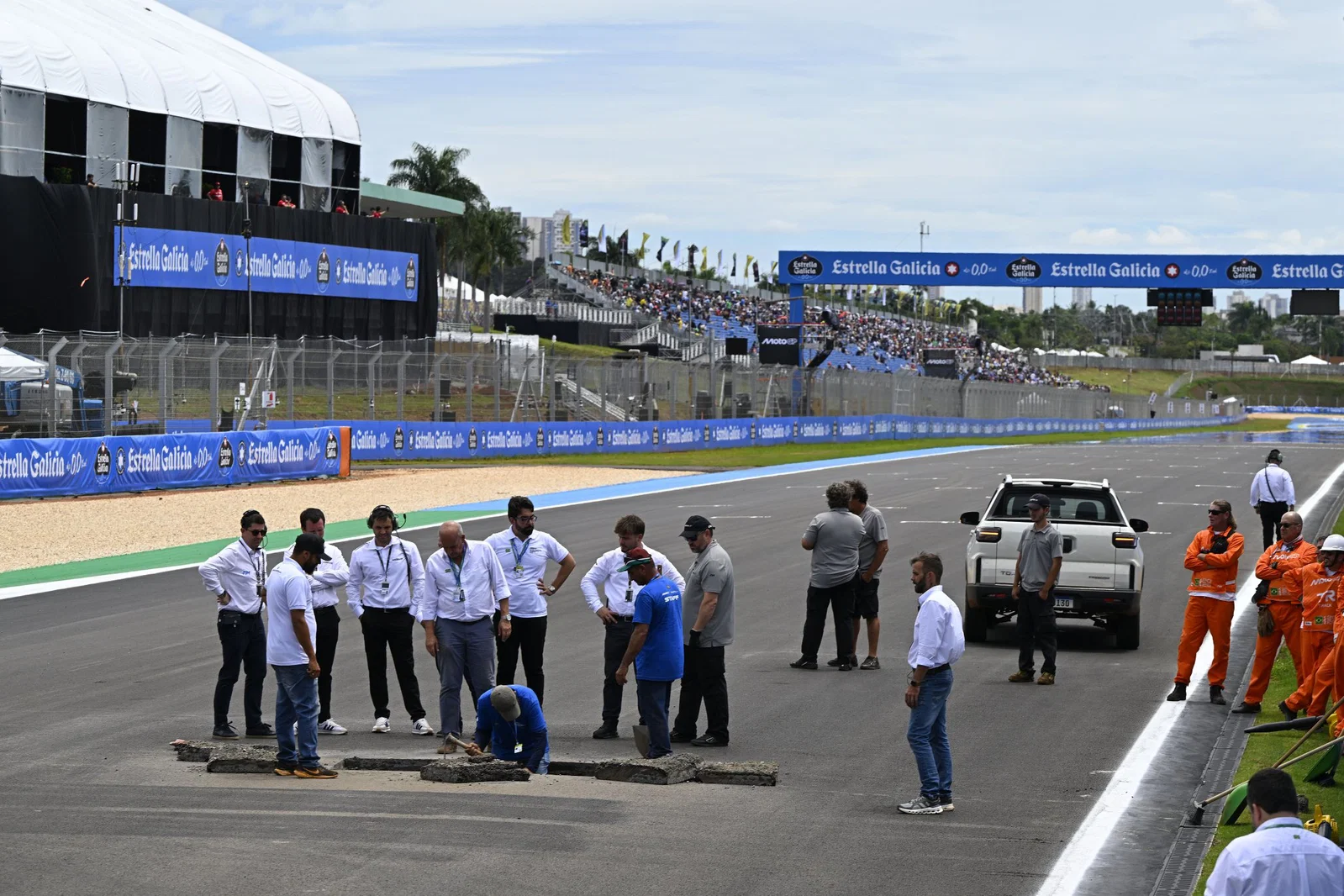 Die Goiania-Strecke in Brasilien wird nach dem MotoGP-Qualifying repariert. Bildnachweis: Gold und Gans.