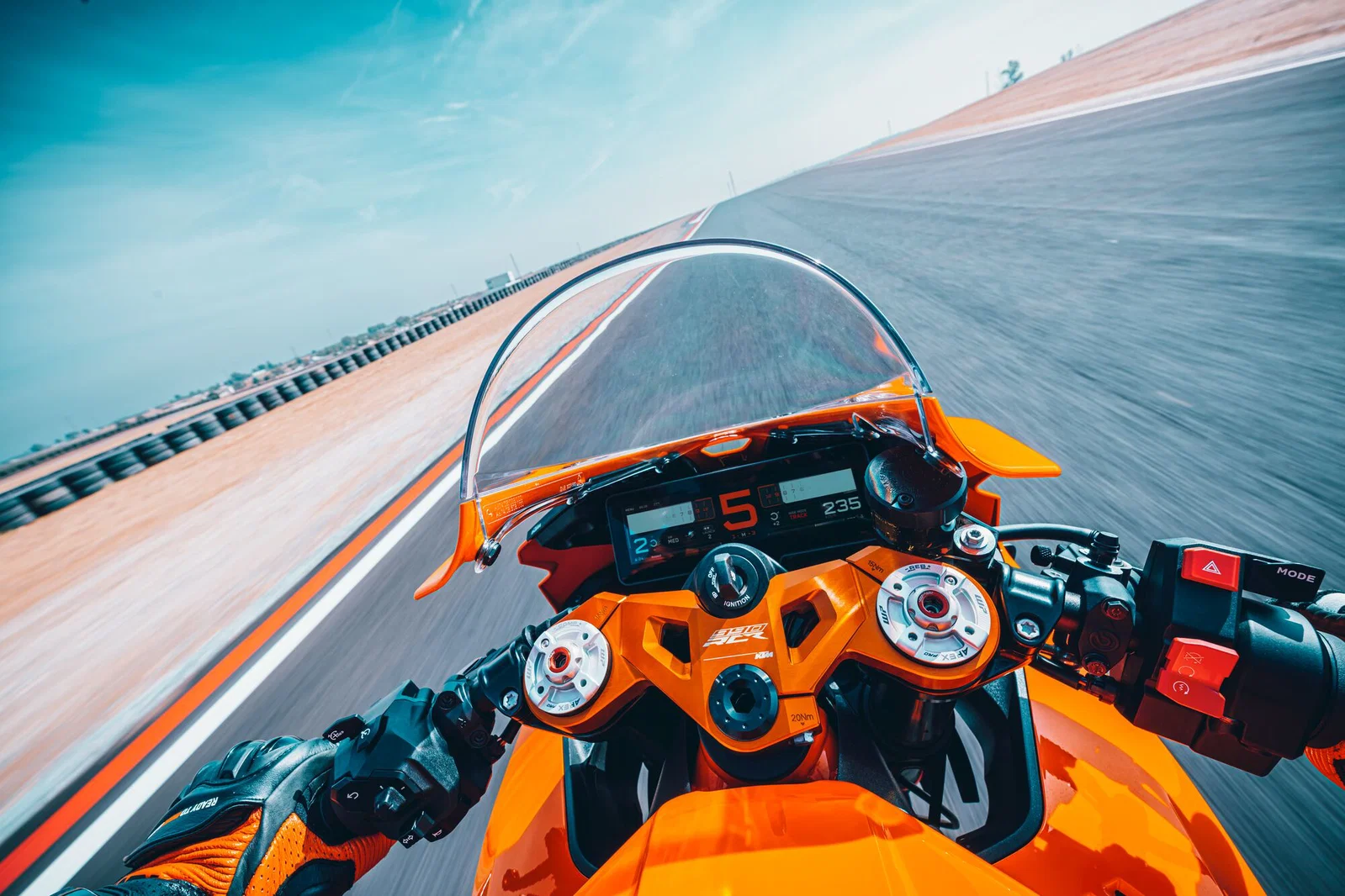 KTM 990 RC R auf der Rennstrecke.