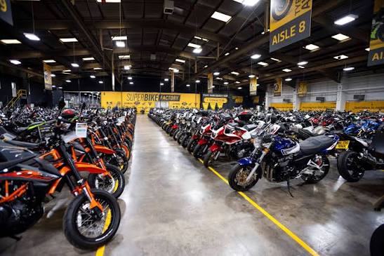 In einem Ausstellungsraum der SuperBike Factory