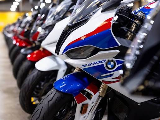 In einem Ausstellungsraum der SuperBike Factory