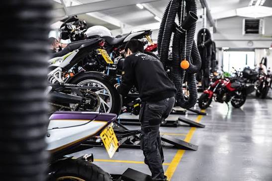 In einer SuperBike Factory-Werkstatt