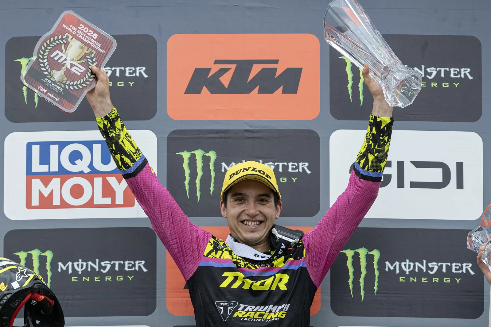 Guillem Farres feiert einen MX2-Sieg. 