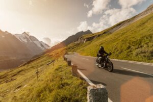 Die UN fordert die Regierungen auf, die Straßen bis 2030 für Motorradfahrer sicherer zu machen