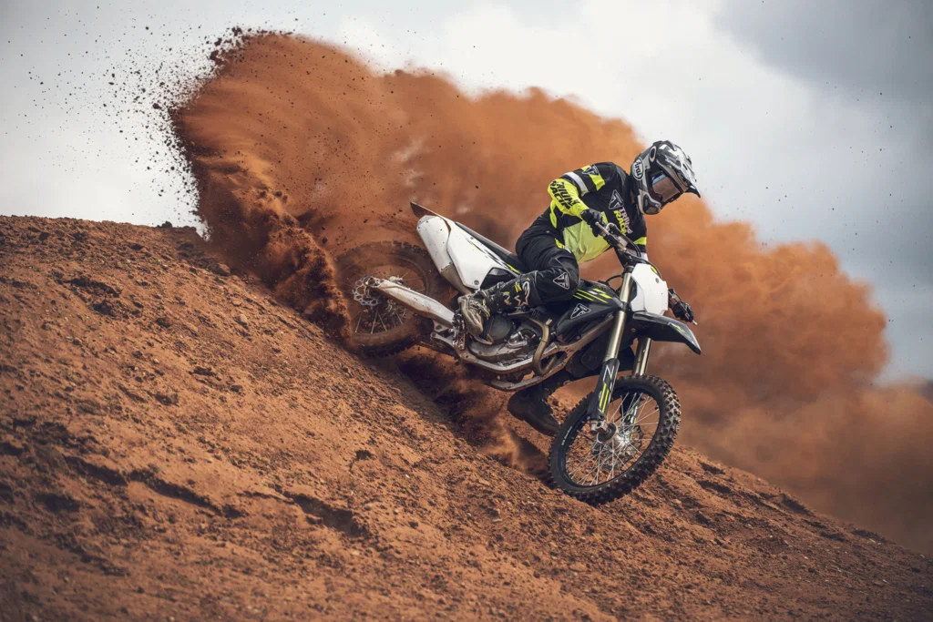 Der kürzlich aktualisierte Triumph TF 250-X in Aktion.