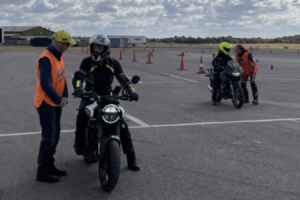 Junge Motorradfahrer erhalten auf der Rennstrecke von Thruxton kostenloses Coaching, um Verkehrsunfälle zu reduzieren