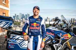 Sam Sunderland fährt mit einer Triumph Tiger 1200 Rally Explorer den Weltrekordversuch