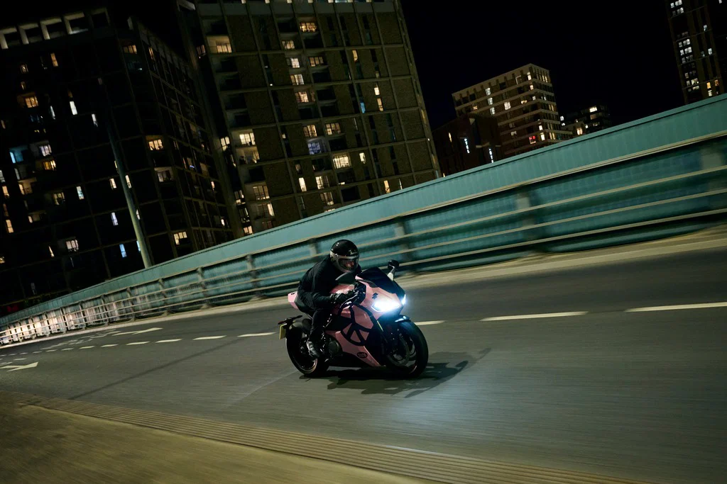 Der neue Norton x Peaceful Research Manx R unterwegs.