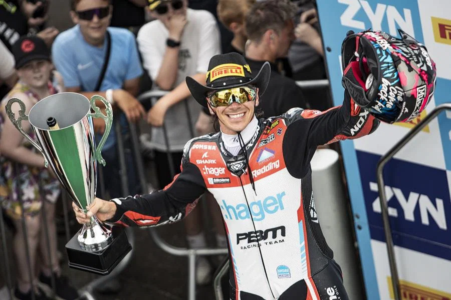 Scott Redding jubelt nach einem BSB-Rennen.