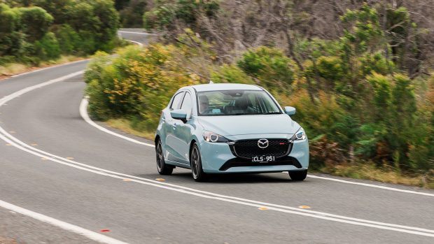Mazda 2 GT 2024 fährt vorne 4