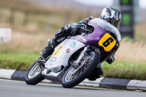 Michael Dunlop gibt das Tempo vor, während das Qualifying für die Classic TT beginnt