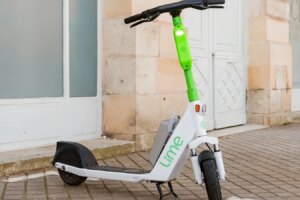 Laut einer Studie sind E-Scooter mit 3,5-mal mehr Hirnverletzungen verbunden als Motorräder