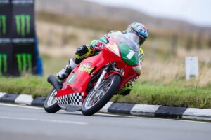 John McGuinness dreht mit P1 im Classic TT-Qualifying die Jahre zurück