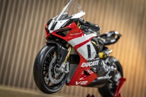Carl Fogarty und Modellbausatzhersteller Pocher bringen die Ducati Panigale V2 Superquadro Final Edition auf den Markt