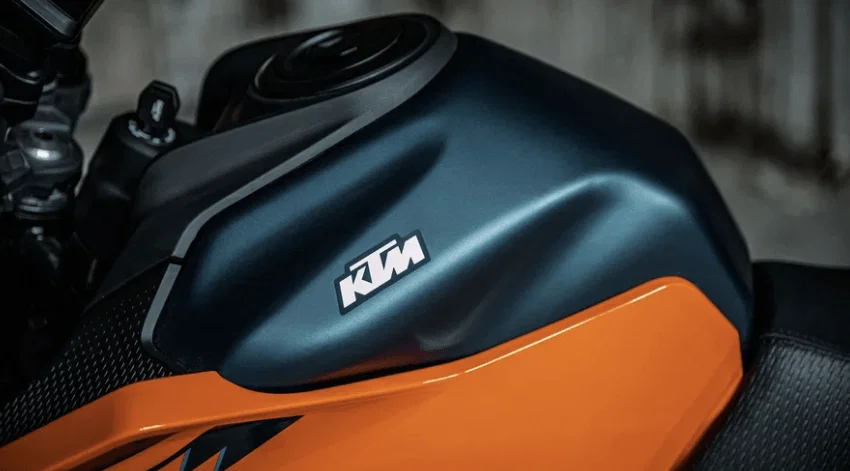Kraftstofftank eines KTM-Motorrads.