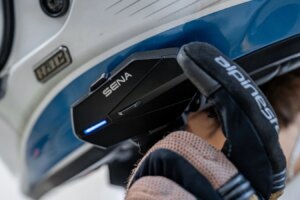 Sena bringt Apex Bluetooth-Gegensprechanlagen mit austauschbaren Batterien auf den Markt