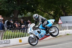 Michael Dunlop rast mit der Suzuki GSX-R750 zum Sieg und sichert sich das dominante Double bei der Classic TT