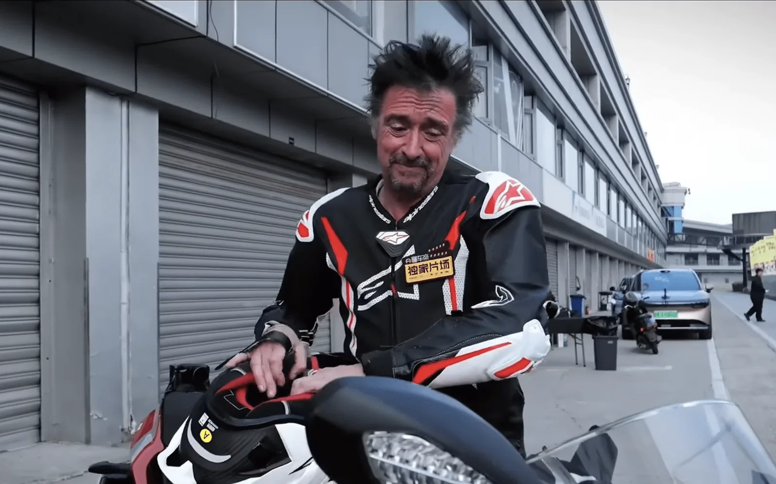 Richard Hammond testet die ZXMoto 820 RR und die Ducati Panigale V2