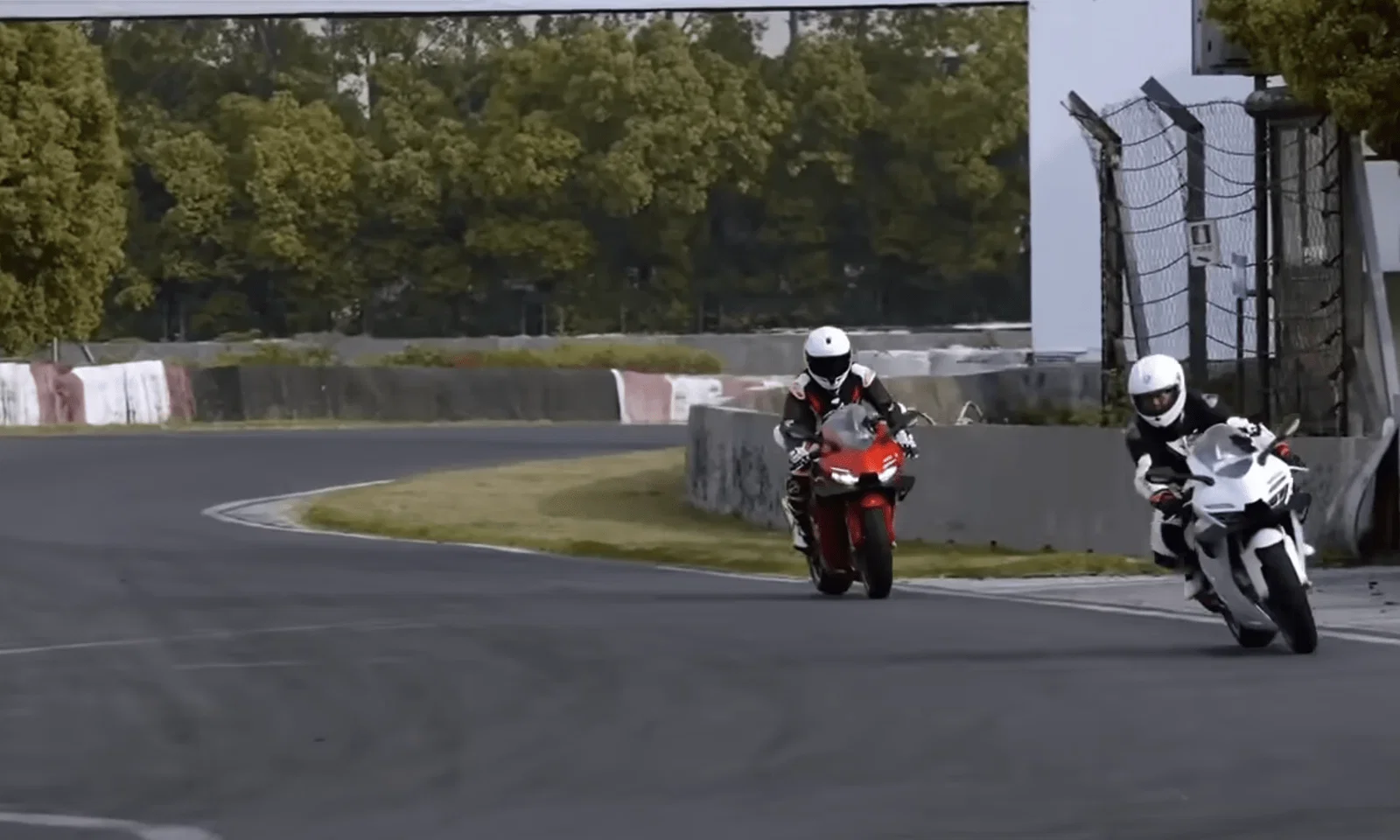 Richard Hammond testet die ZXMoto 820 RR und die Ducati Panigale V2