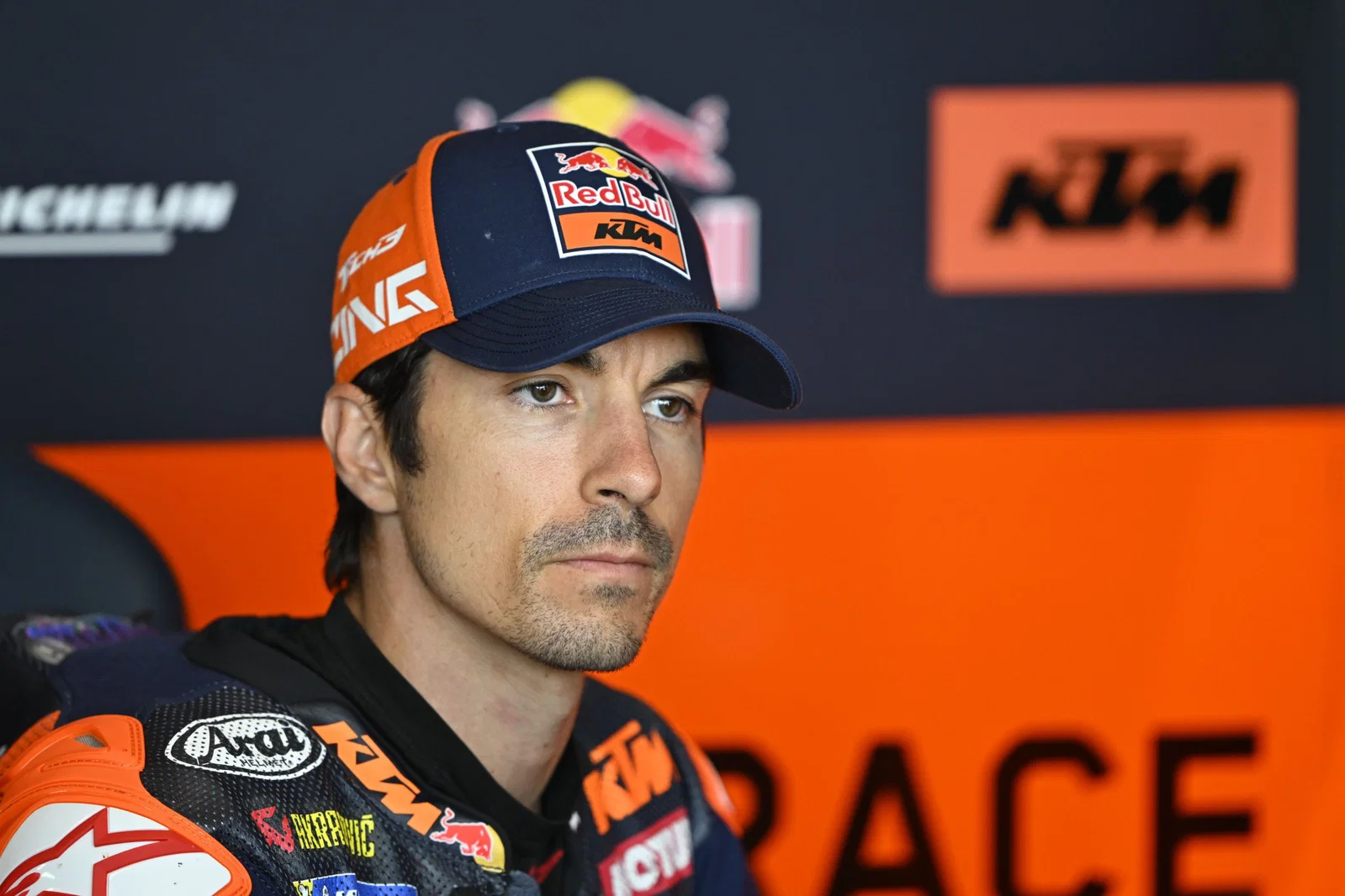 Maverick Vinales in der Tech3-Garage. Bildnachweis: Gold und Gans.