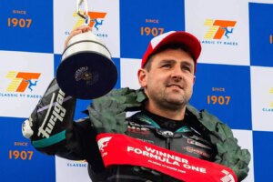 Michael Dunlop komplettiert den Classic TT-Hattrick mit dem Sieg im Senior-Rennen