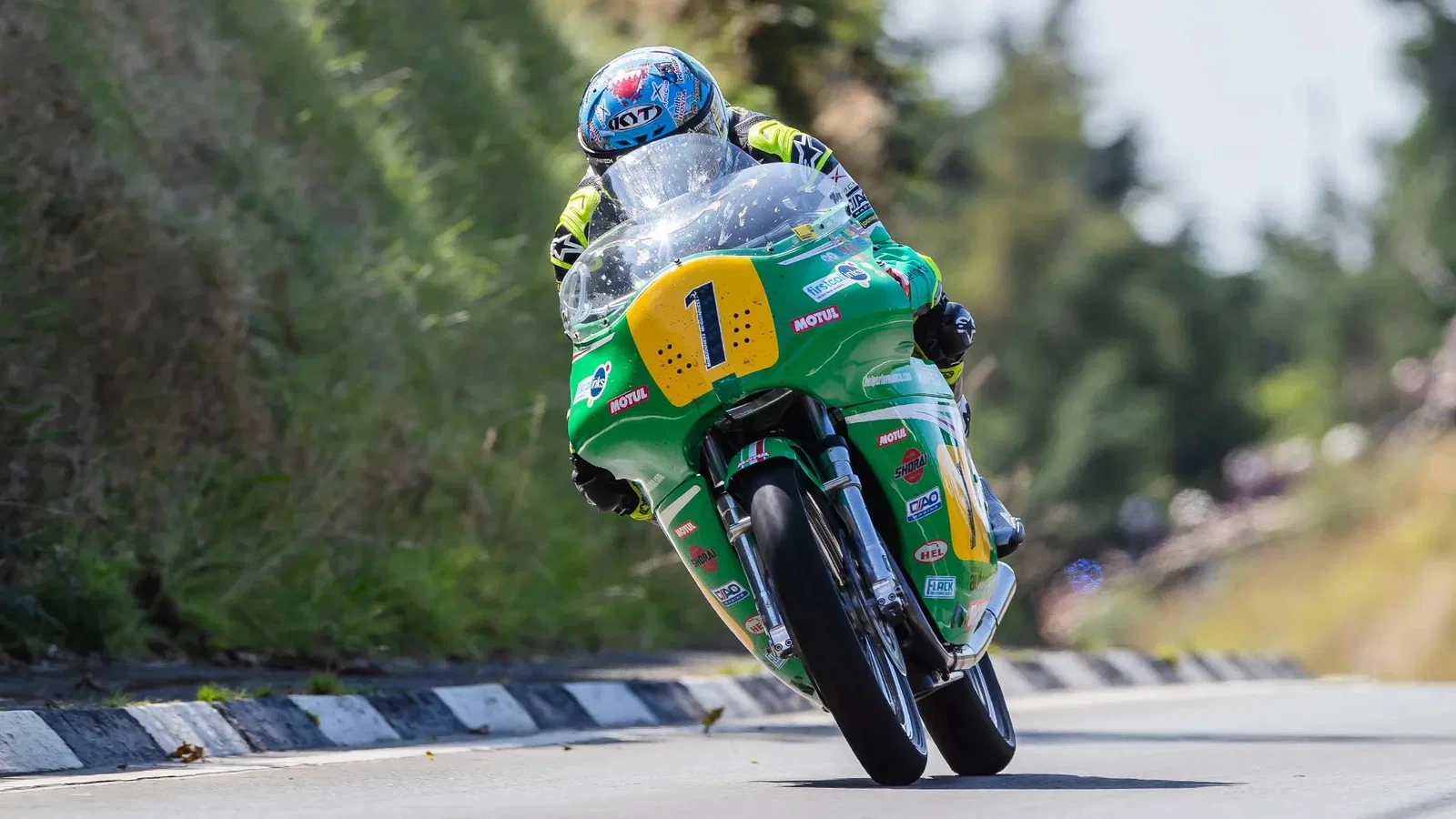 John McGuinness fährt beim Classic TT 2026. Bildnachweis: Isle of Man TT.