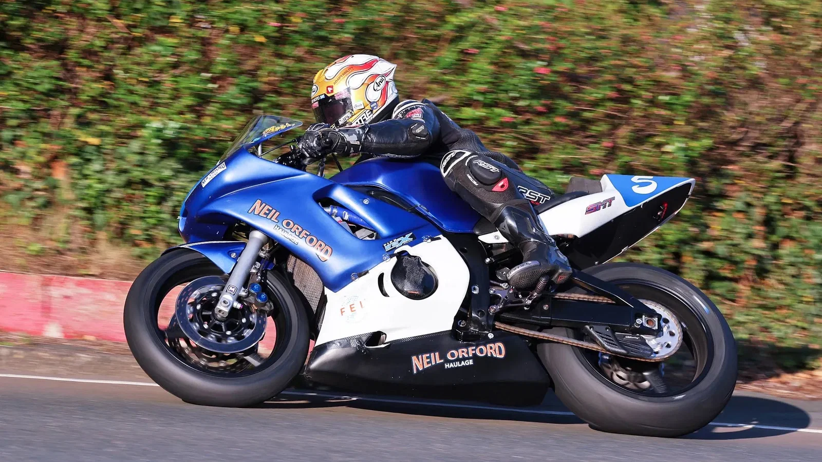 Rob Hodson on his way to winning the inaugural Junior 600 Classic TT race