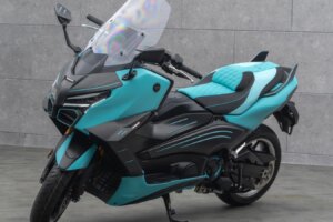 Der Autotuner Mansory setzt mit dem Yamaha TMAX 560 Custom auf zwei Räder