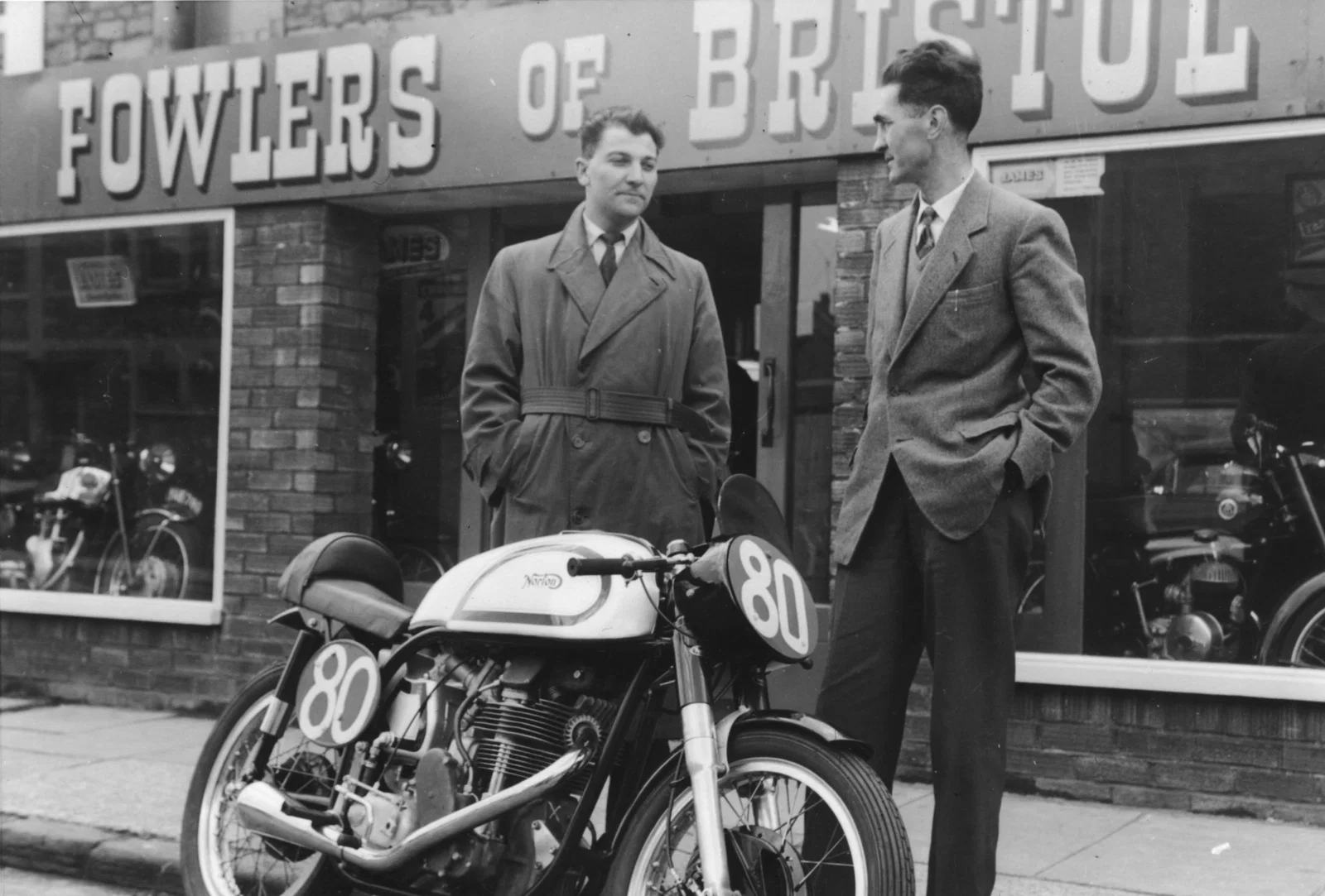 Ein Manx Norton vor dem Fowlers-Händler in den 1960er Jahren.