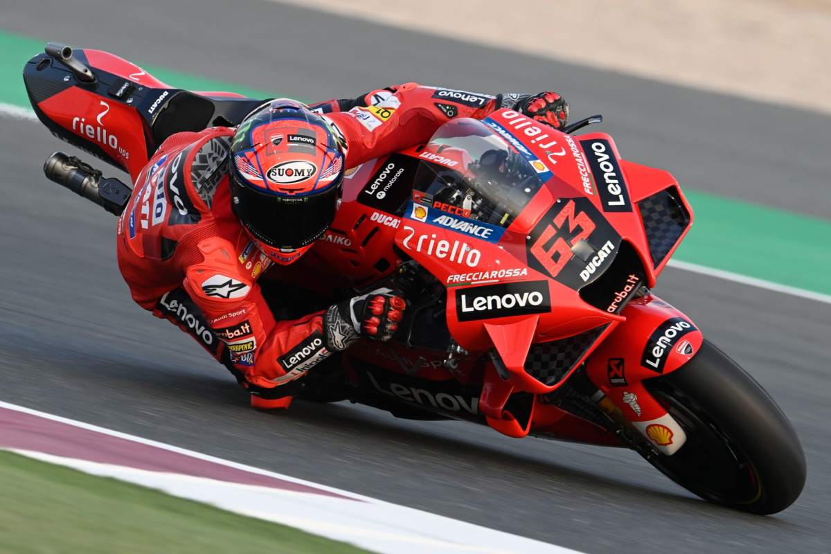 Francesco Bagnaia fährt auf einer Ducati in Katar.