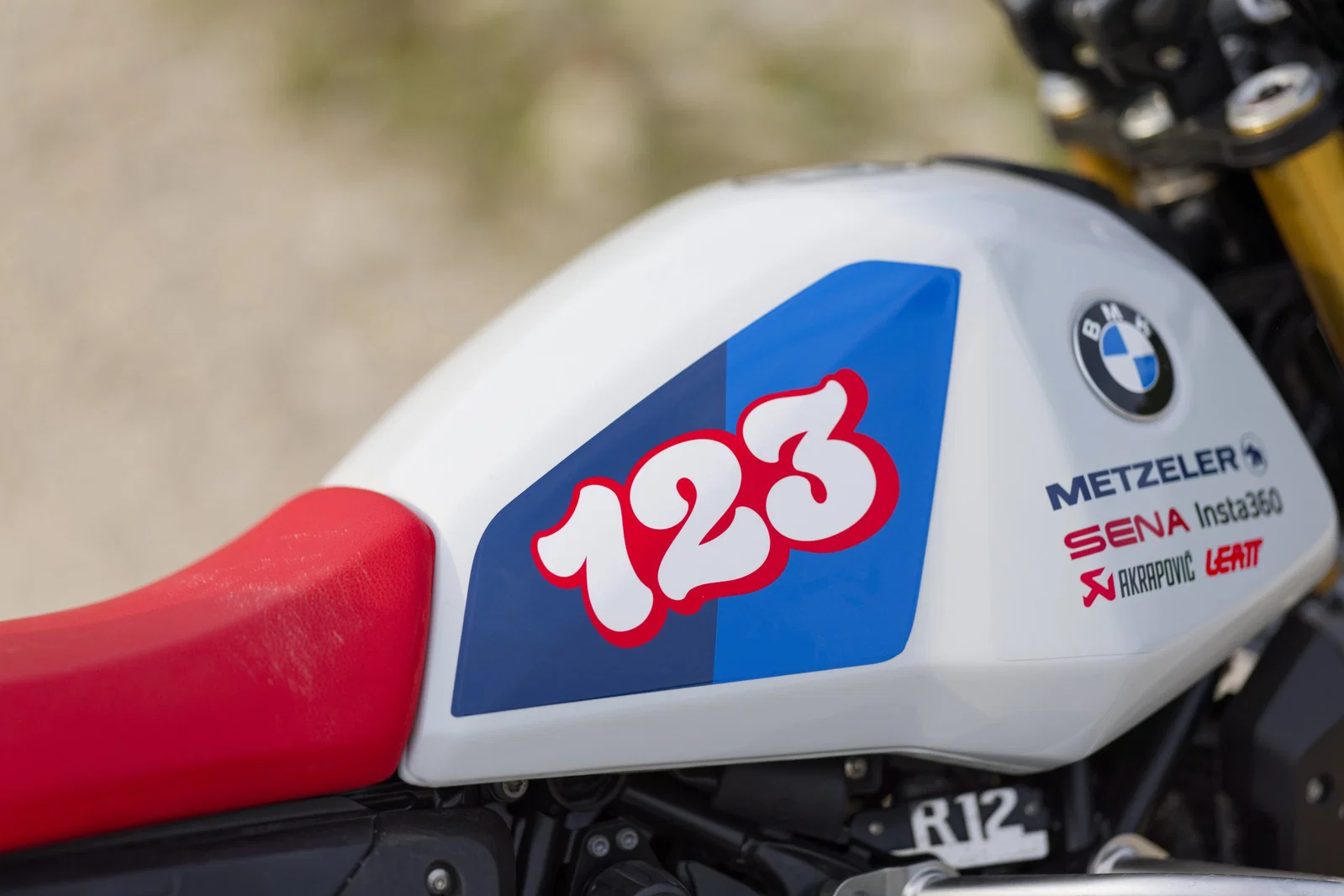 Eine BMW GS mit Sena- und Metzeler-Branding. 