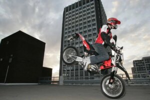 Untersuchungen der FEMA deuten darauf hin, dass jeder zweite Motorradfahrer den Bremsweg seines Motorrads falsch einschätzt