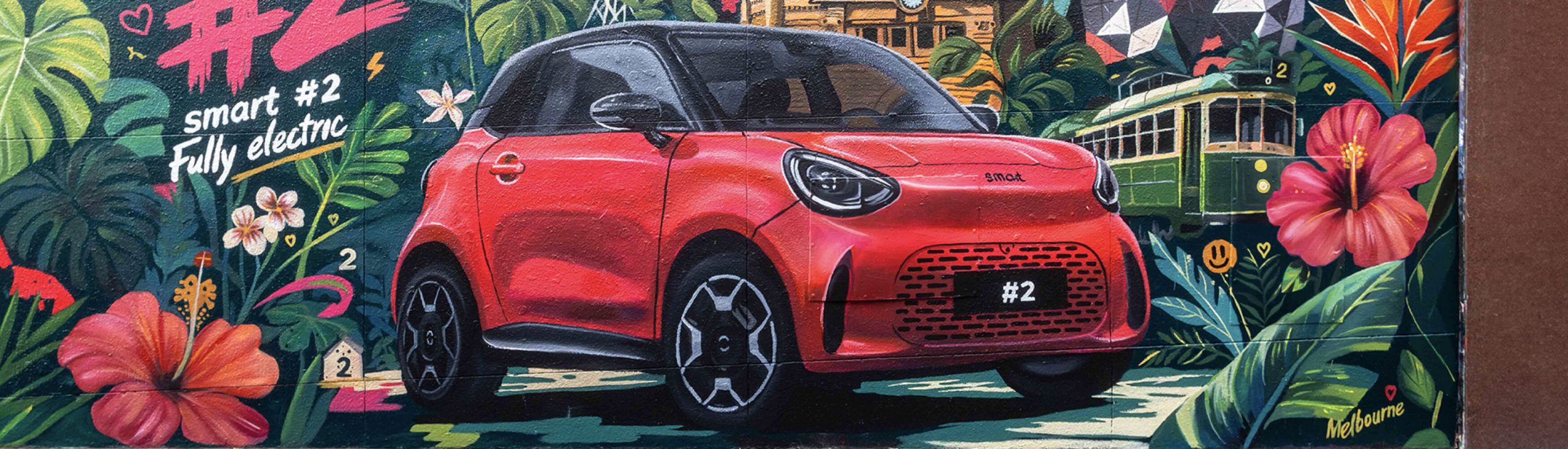 Smart Nr. 2 wird von der chinesischen Regulierungsbehörde entlarvt, als Wandgemälde in Melbourne den Produktionskonkurrenten Geely EX2, Picanto und 500 anspielt