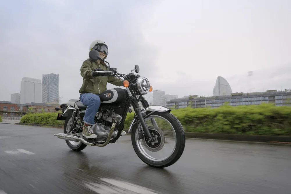 Die Kawasaki W230 2026 auf der Straße.