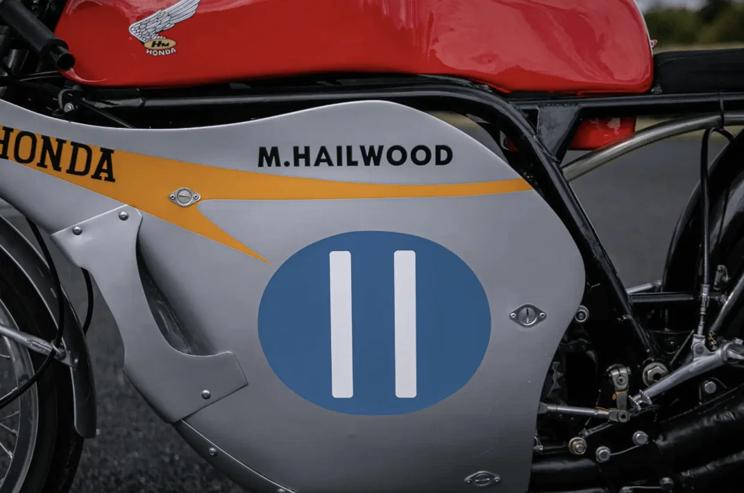 Der originale, restaurierte Ex-Honda von Mike Hailwood aus dem Jahr 1966. Bildnachweis: Iconic Auctioneers.