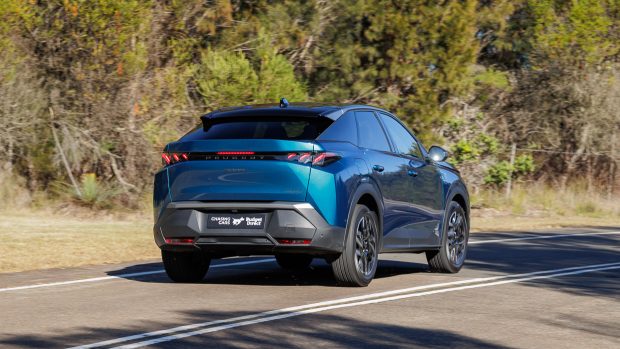 Peugeot 3008 GT Premium Hybrid 2025 fahren 5