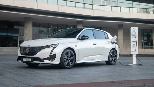 Peugeot 308 GT Sport PHEV 2023 wird aufgeladen