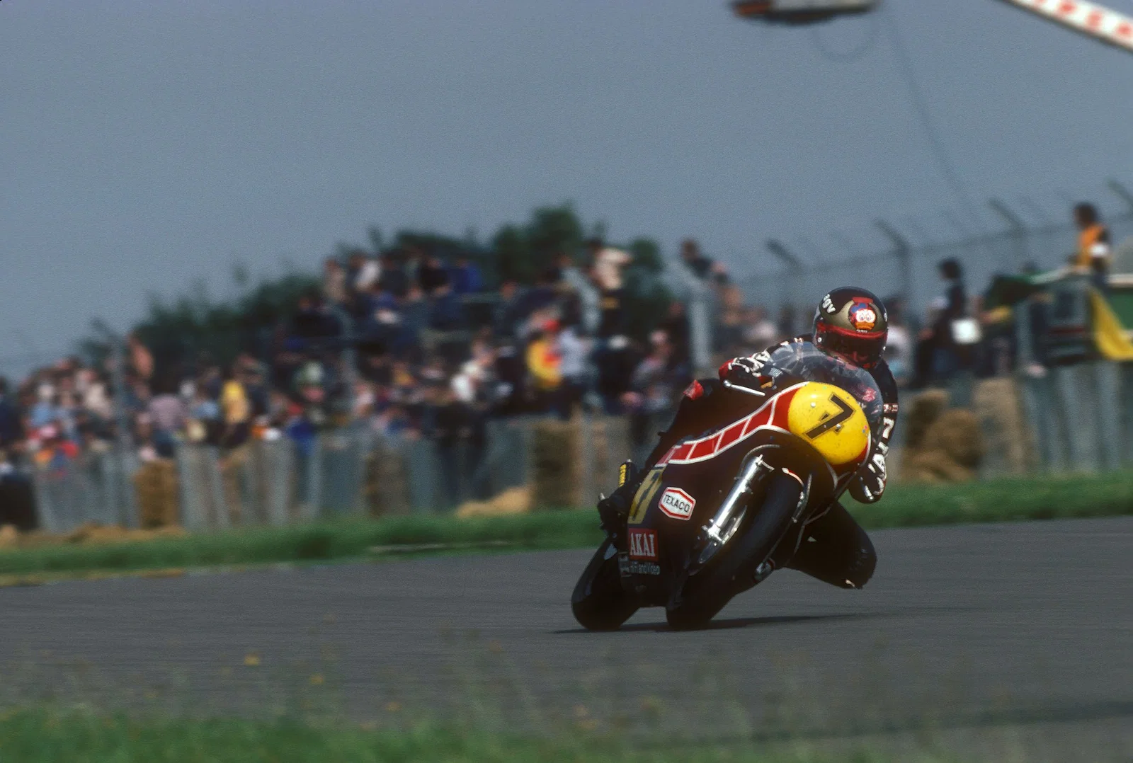 Barry Sheene nimmt an der Weltmeisterschaft teil. Bildnachweis: Gold und Gans.