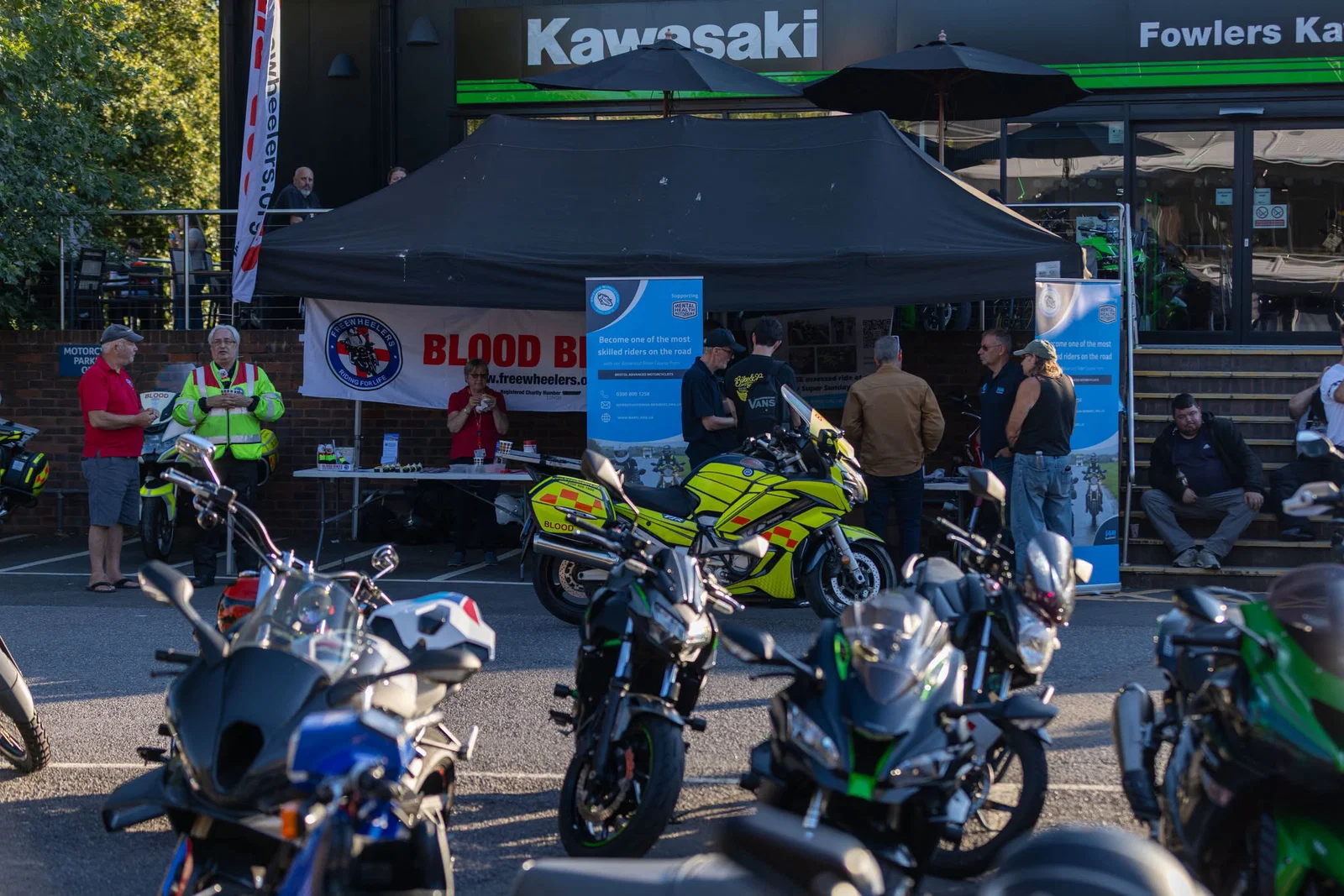 Ein Kawasaki-Stand bei Fowlers.
