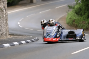 Die Crowe-Brüder feiern ihr siegreiches Comeback nach einem Unfall bei der Isle of Man TT mit 160 Meilen pro Stunde