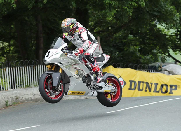 John McGuinness fährt auf einem Norton beim Isle of Man TT.
