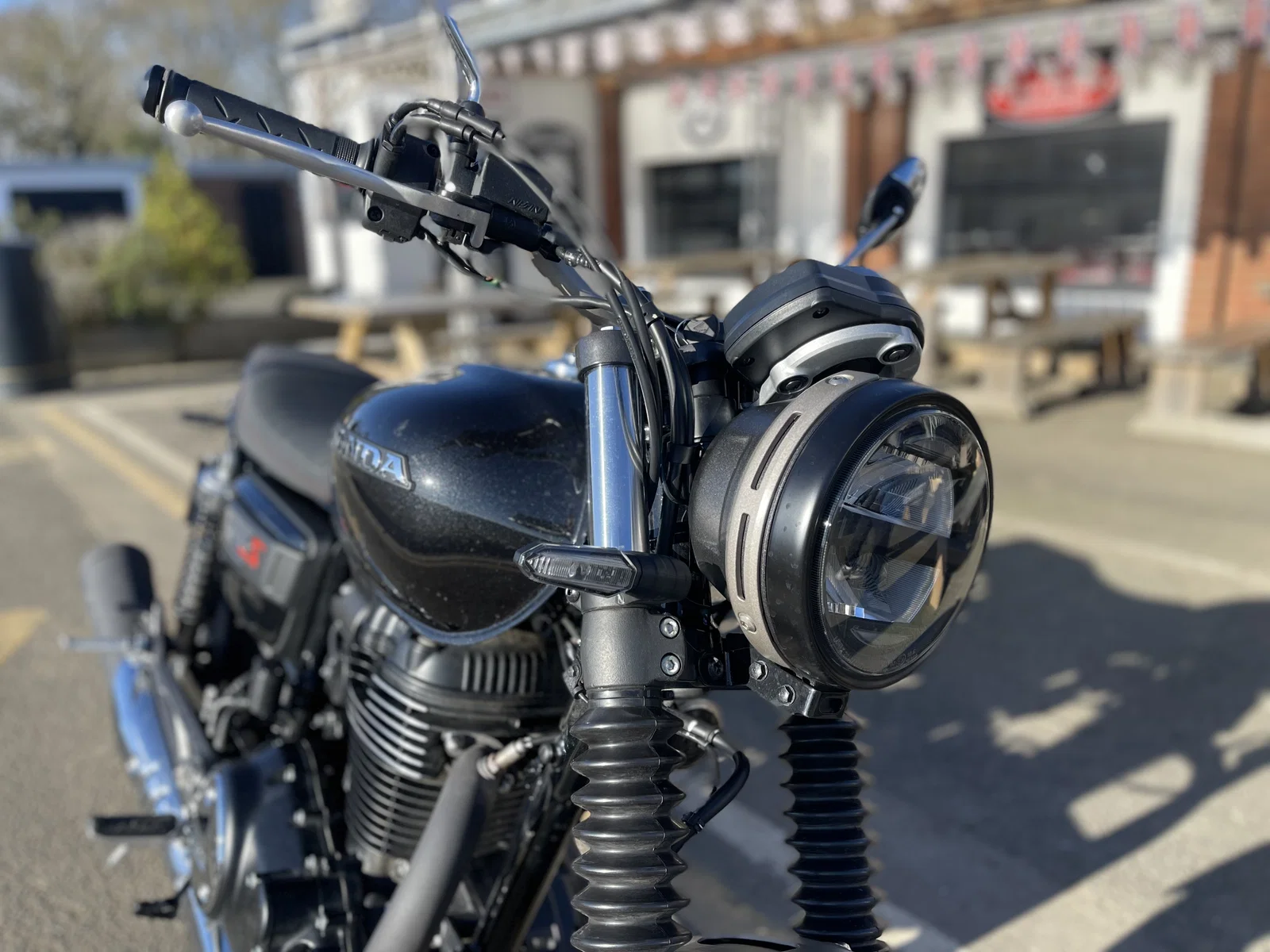 Frontansicht der Honda GB350S.