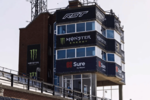 Ein Teilnehmer des Manx Grand Prix stirbt nach einem Zwischenfall im Qualifying mit einem anderen Fahrer