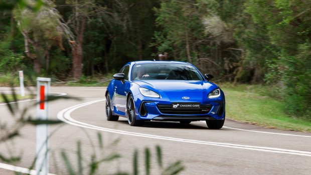 Subaru BRZ tS 2024 fährt vorne versteckt