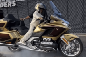 Kenan Sofuoglus siebenjähriger Sohn zeigt, wie man die fast 400 Kilo schwere Honda Gold Wing kontrolliert