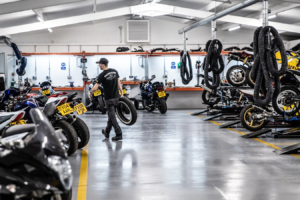 Kunden und Mitarbeiter der Superbike Factory schließen sich nach der Verwaltung in Reddit- und WhatsApp-Gruppen zusammen