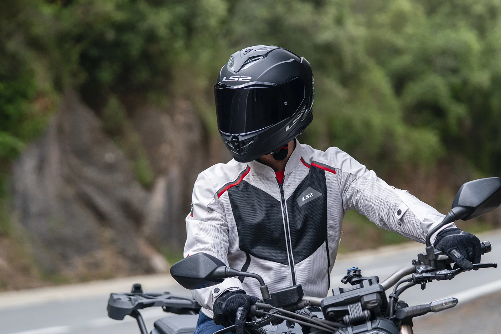 Neuer Storm III Helm in Schwarz. Bildnachweis – LS2