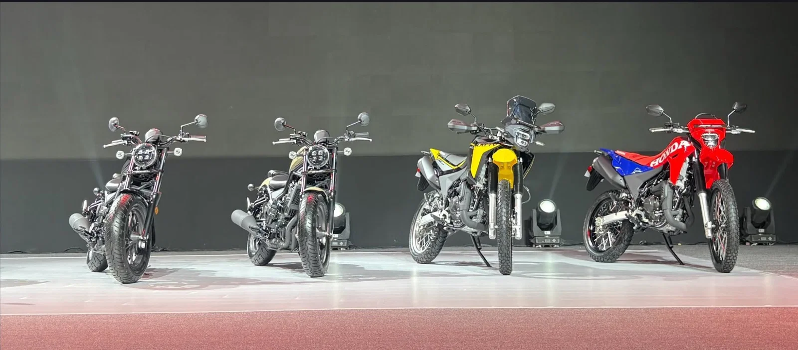 Die neue XR300L und XR300L Rally zusammen mit einigen anderen Motorrädern der Reihe