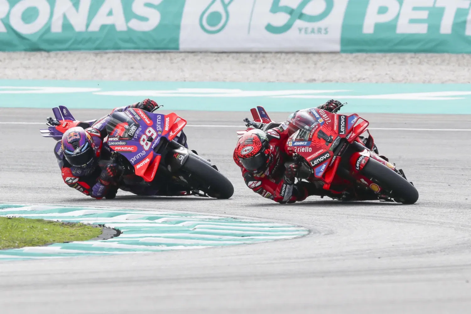 Bagnaia wird im malaysischen MotoGP-Rennen 2024 von Martin gejagt